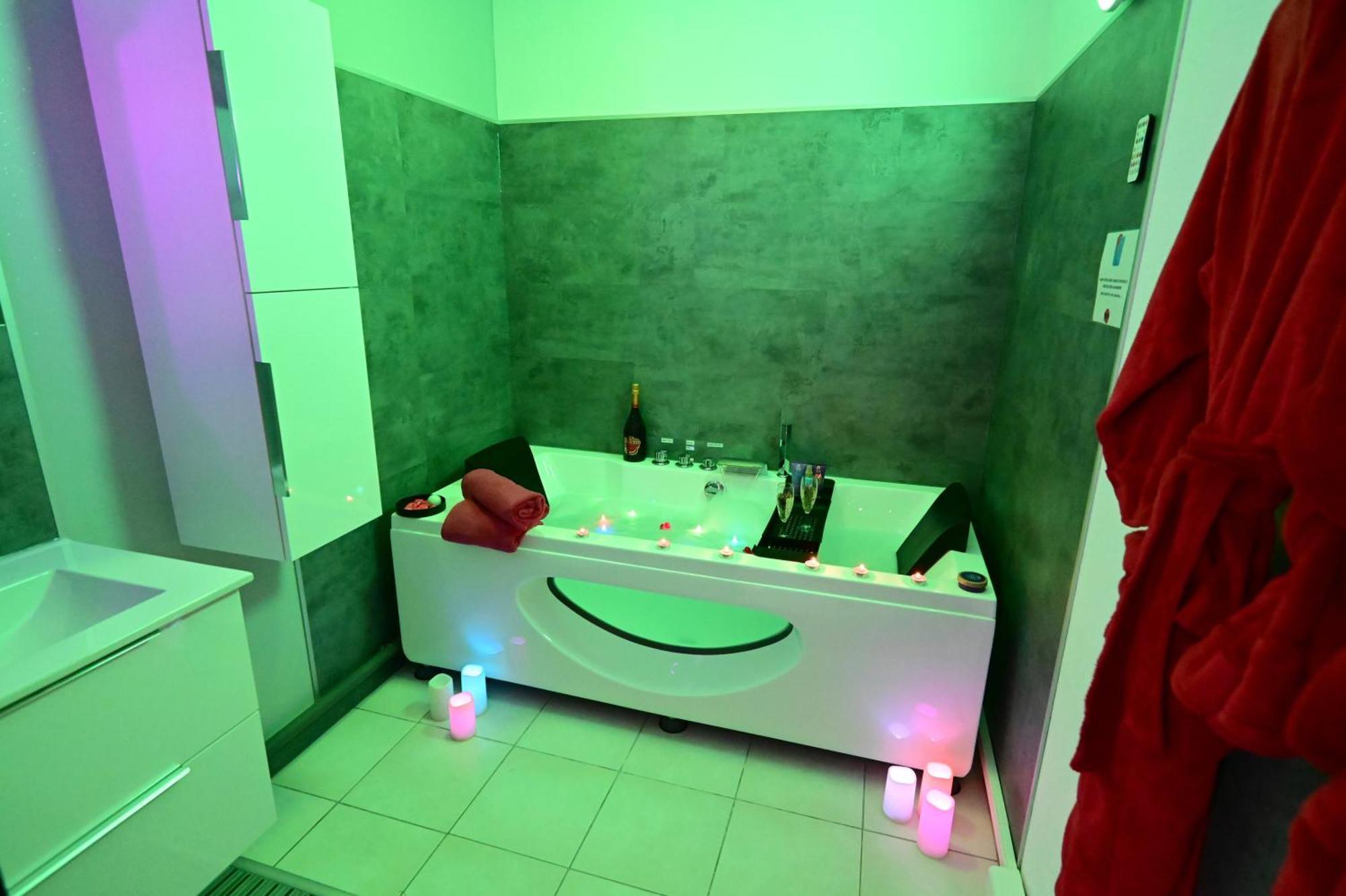 Love Room A Deux Pas De L'Ocean Avec Hammam, Sauna Et Bain A 2 :-) Biscarrosse Luaran gambar