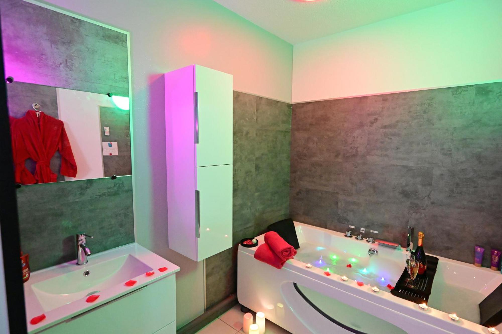 Love Room A Deux Pas De L'Ocean Avec Hammam, Sauna Et Bain A 2 :-) Biscarrosse Luaran gambar